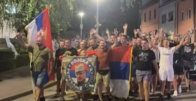 Skandalozni prizori opet u Zvorniku: Stotine mladih skandirale “Nož, žica, Srebrenica!”